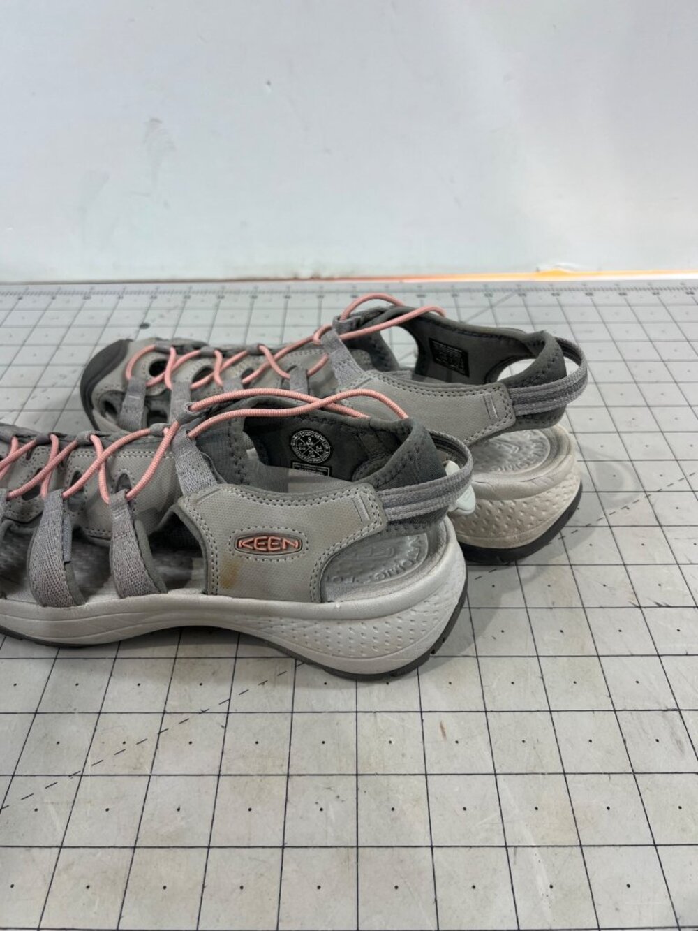 Keen Women’s Gray Water-Resistant Hiking Sandals Size 9 Pink Adjustable Laces ~ - Picture 4 of 7